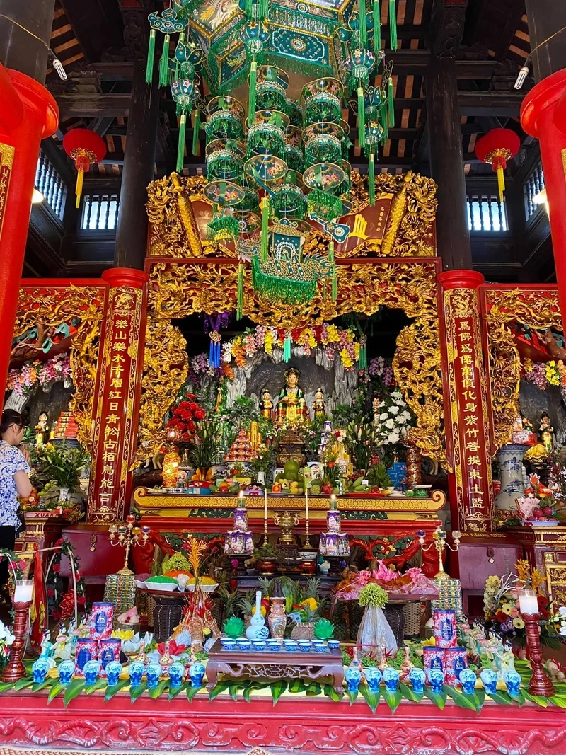 Khoảnh khắc ý nghĩa với ảnh đi lễ phủ tây hồ đầu xuân