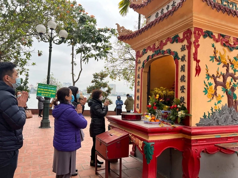 Hành hương chiêm bái mẫu liễu hạnh phủ tây hồ