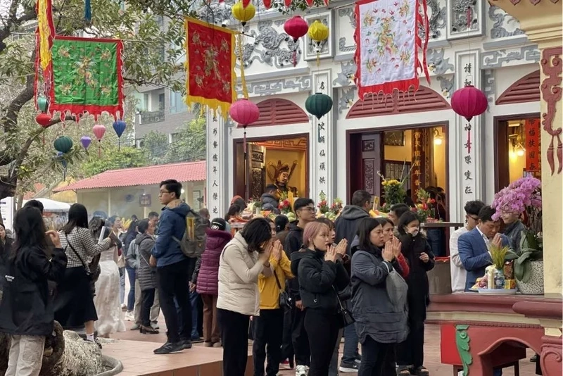 Tưng bừng mùa lễ hội phủ tây hồ, đông đảo du khách