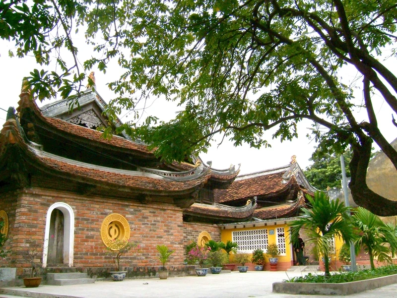 Hành trình tâm linh: phủ tây hồ và chùa trấn quốc