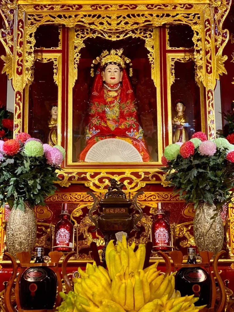 Tượng mẫu phủ tây hồ trong không gian trang nghiêm