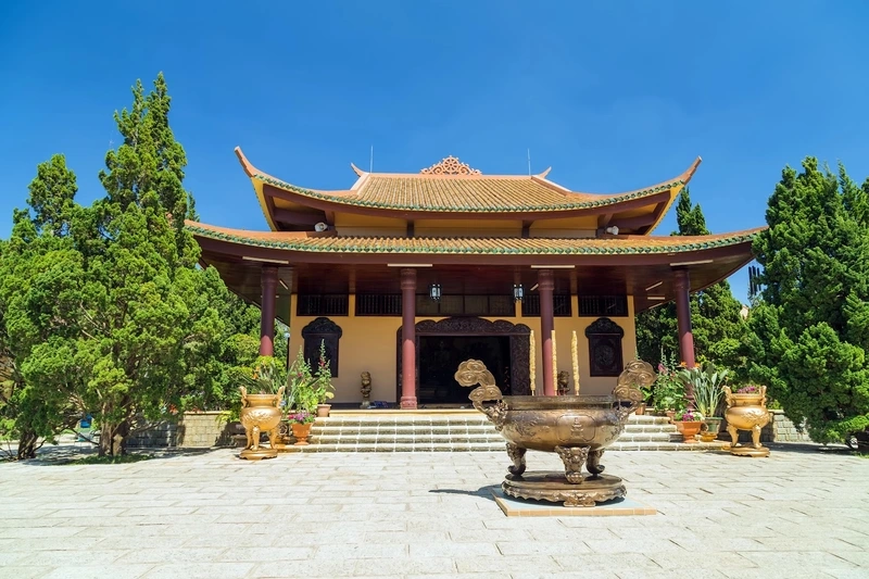 Vẻ đẹp cổ kính của trúc lâm đà lạt bên hồ xanh