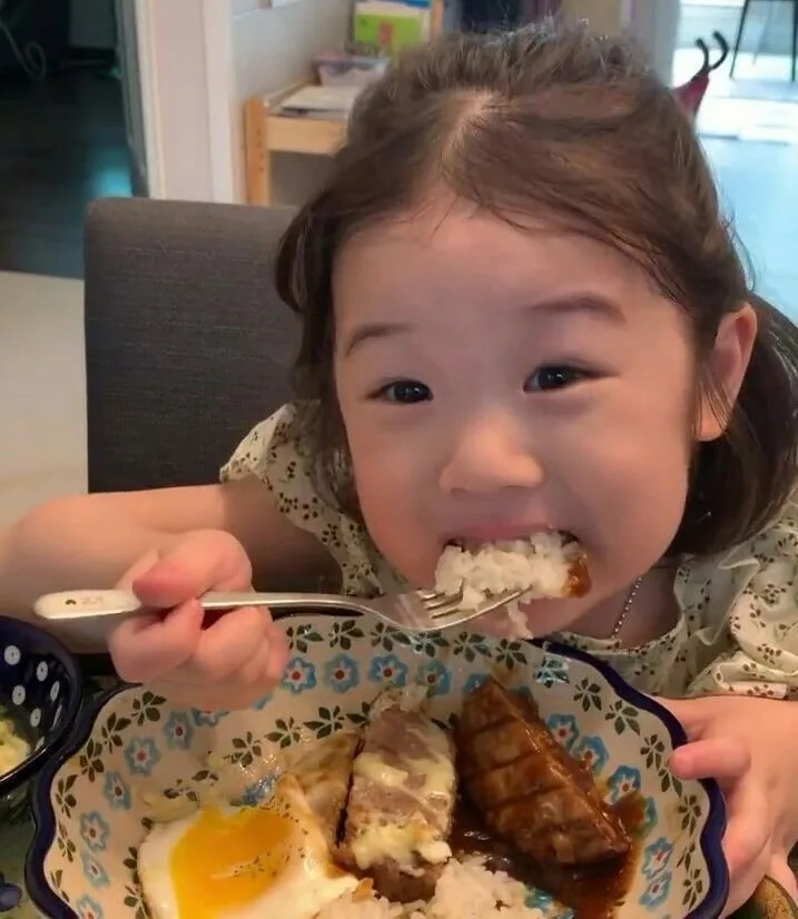 Ảnh em bé meme siêu đáng yêu, mang đến tiếng cười không ngừng