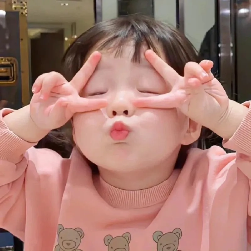 Ảnh meme em bé dễ thương làm bạn cảm thấy ấm lòng với những biểu cảm đầy yêu thương