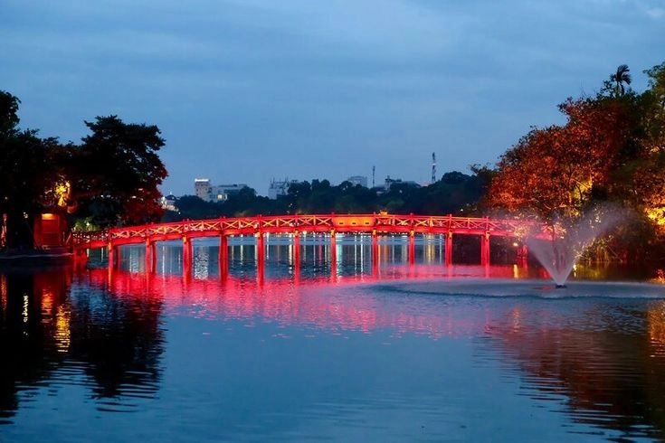 Nhẹ bước trên cầu hồ gươm thơ mộng