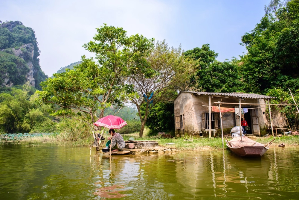 Khung cảnh thơ mộng tại hồ quan sơn ngày thu