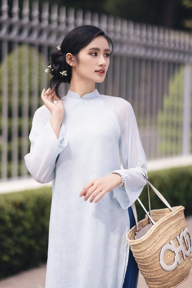 Hoa hậu Ý Nhi nói tiếng Anh cực chuẩn bạn đã nghe chưa