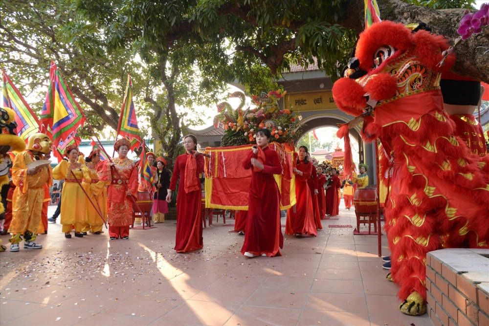 Không khí vui tươi tại hội đền bà chúa kho