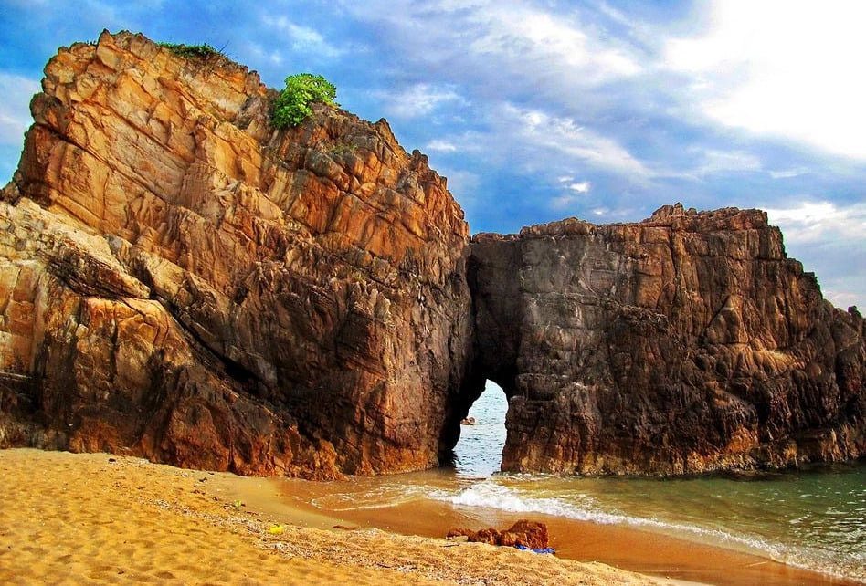 Khám phá bãi biển đá nhảy Thanh Trạch
