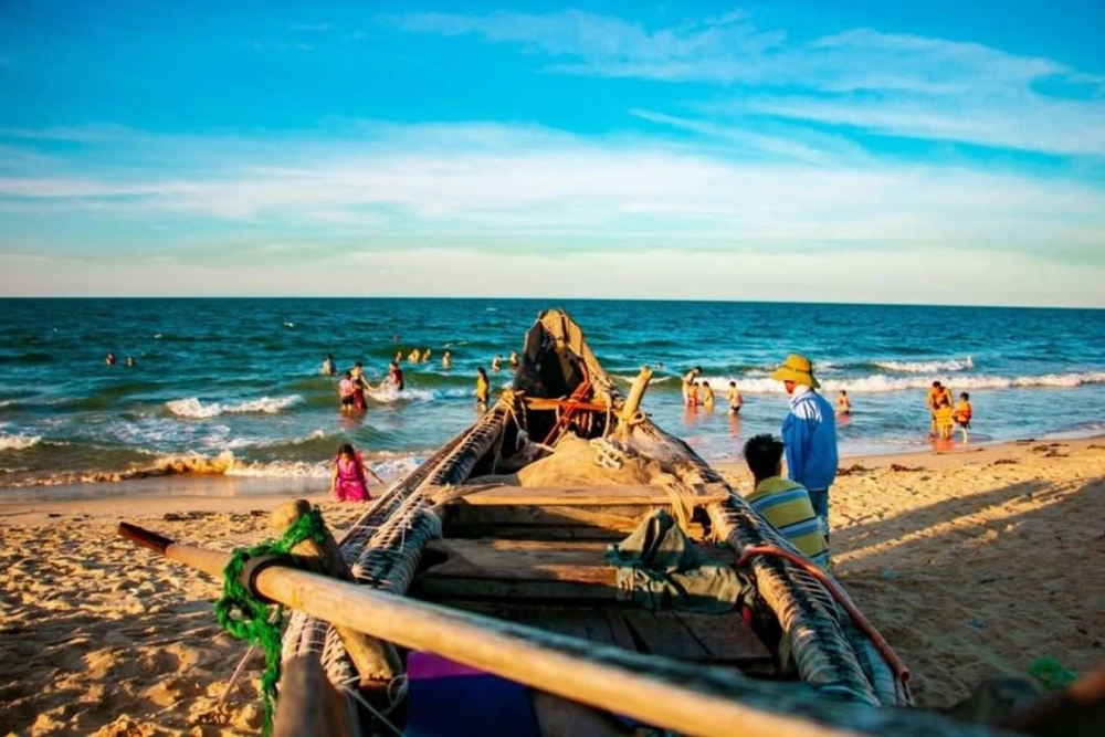 Thư giãn tại bãi tắm Thuận An Thừa Thiên Huế lặng lẽ