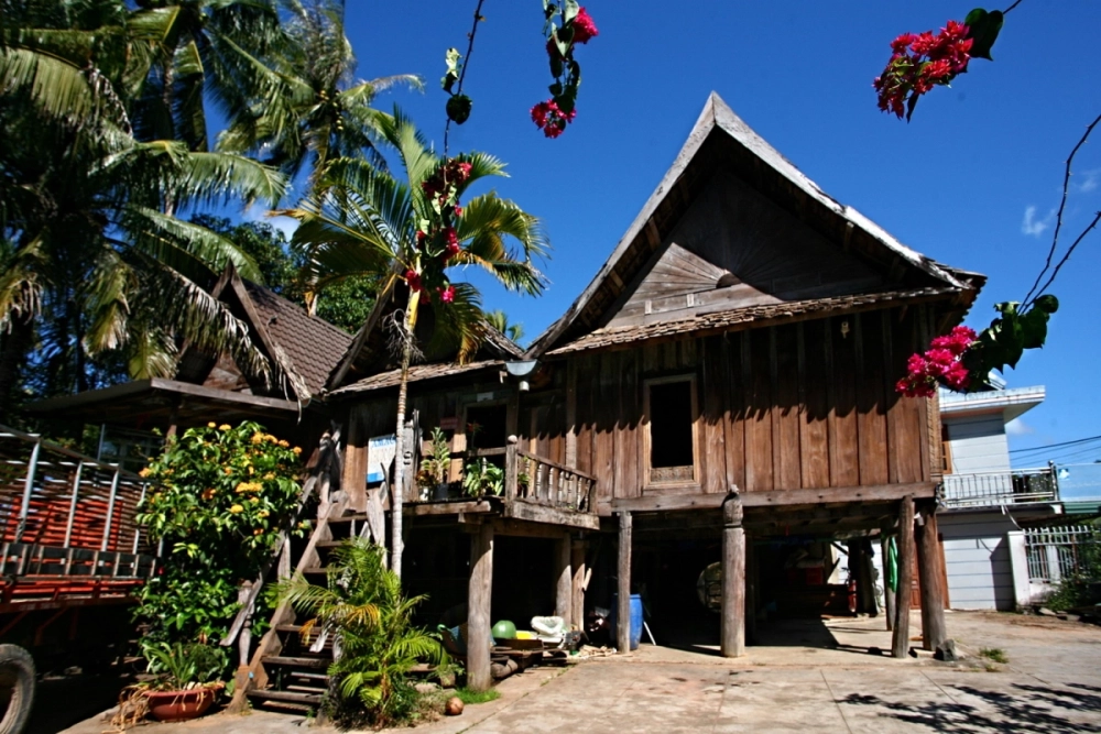 Chiêm ngưỡng nhà sàn cổ buôn đôn đậm nét văn hóa