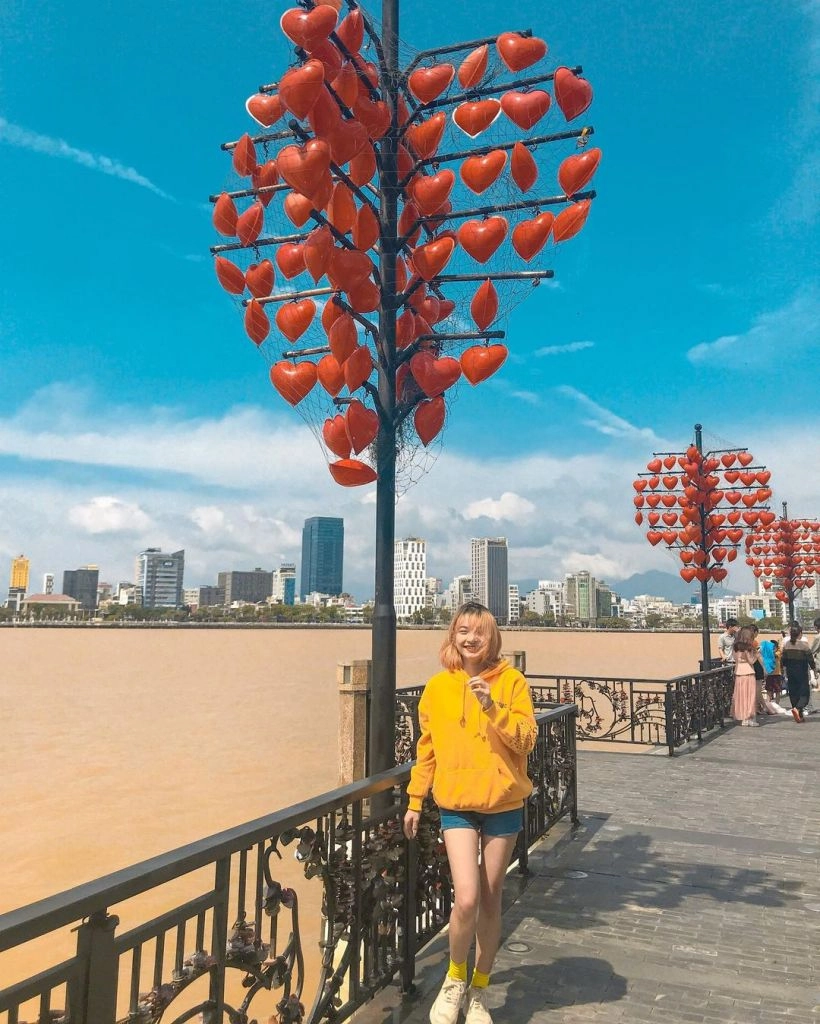 Tạo dáng xinh ở check in cầu tình yêu đà nẵng