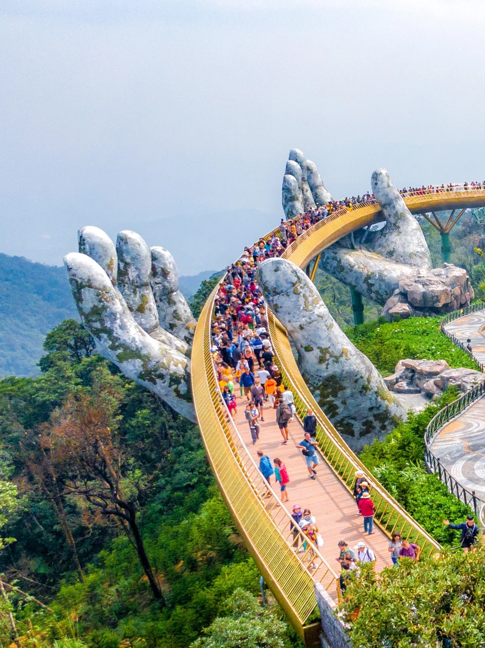Thỏa sức khám phá cầu vàng đà nẵng do ai thiết kế
