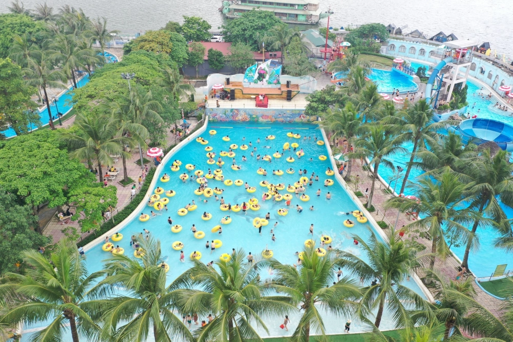 Thử thách mạo hiểm khi chơi công viên nước hồ tây cực vui