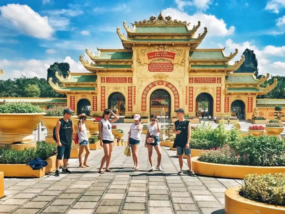 Khu du lịch này có diện tích rộng lớn diện tích khu du lịch đại namKhu du lịch này có diện tích rộng lớn diện tích khu du lịch đại nam