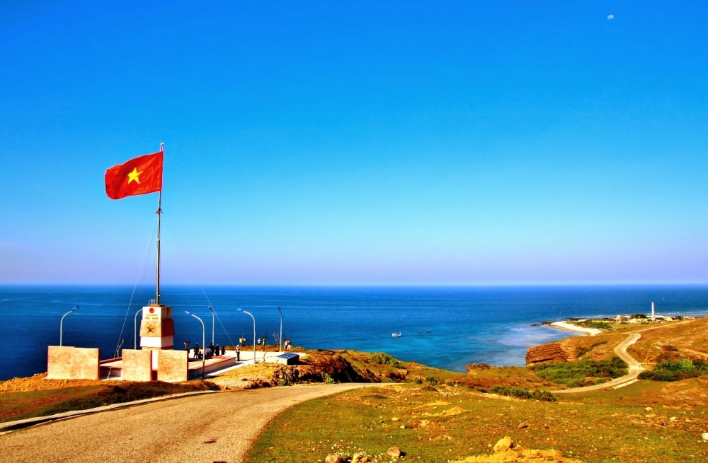 Ngắm nhìn cột cờ đảo lý sơn giữa trời biển bao la