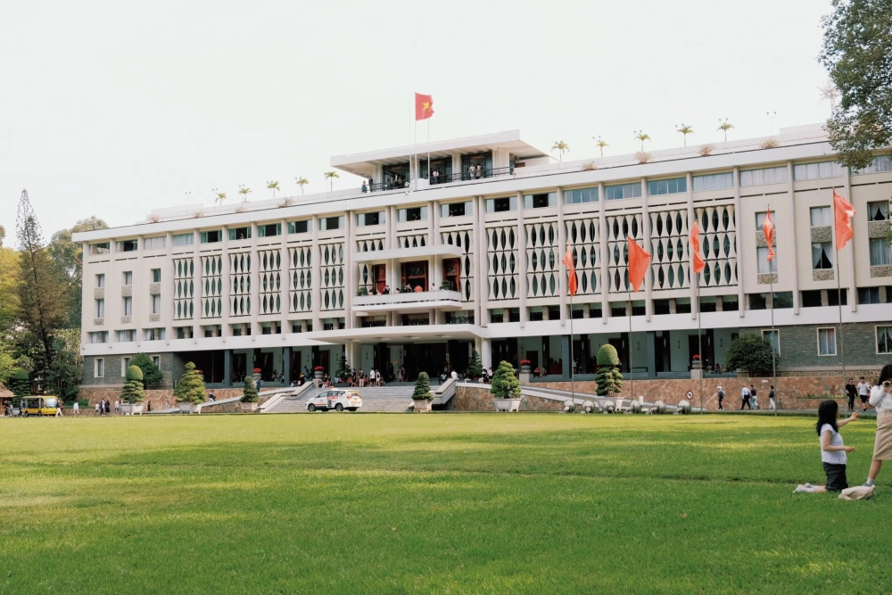 Chụp ảnh kỷ niệm khi tiến vào dinh độc lập cổ kính
