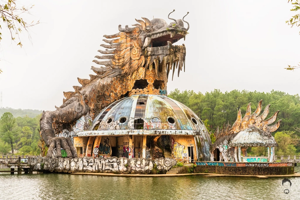 Vẻ đẹp kỳ lạ tại hồ thuỷ tiên water park giữa rừng