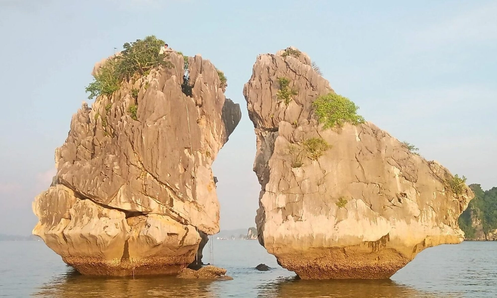 Biểu tượng đặc sắc hòn trống mái gắn liền với vịnh Hạ Long