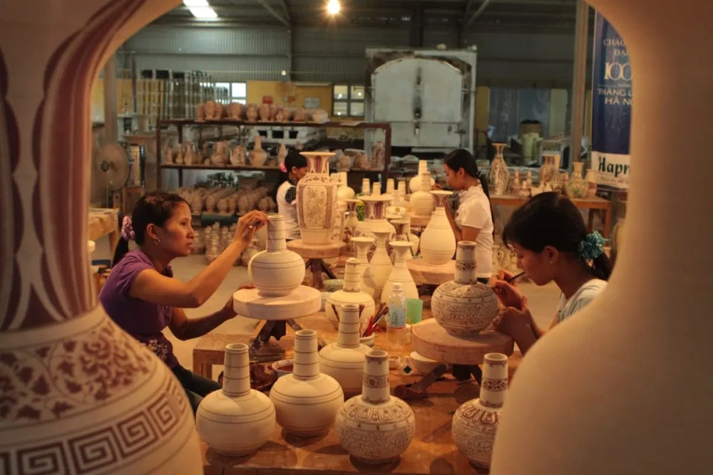 Mua vé làng gốm thanh hà dễ dàng ngay tại cổng vào