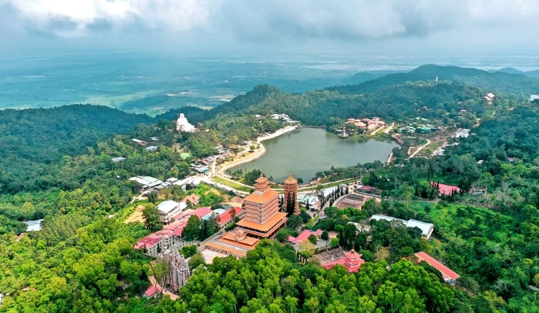 Khám phá những sự tích núi cấm huyền bí
