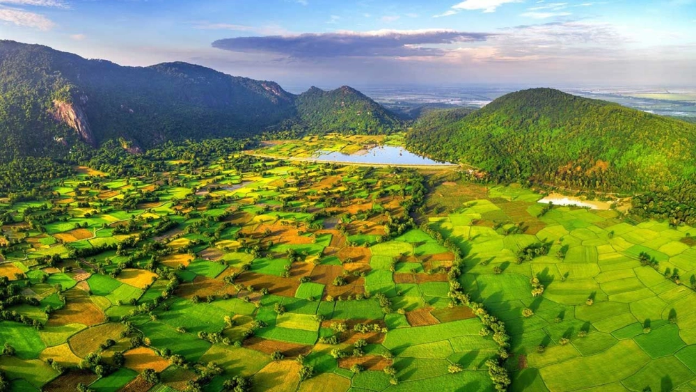 Nghe kể truyền thuyết núi cấm đầy bí ẩn