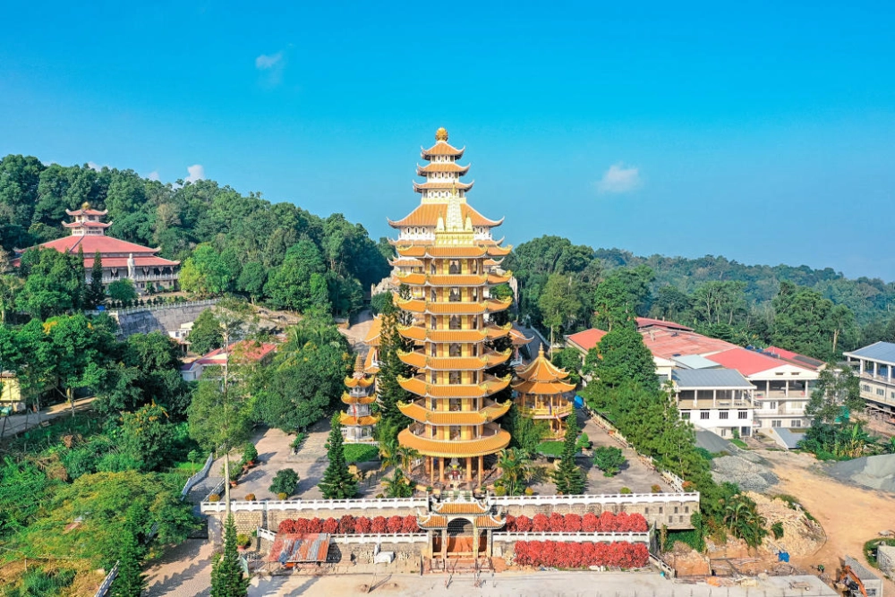 Chinh phục đỉnh núi cấm để ngắm cảnh toàn cảnh