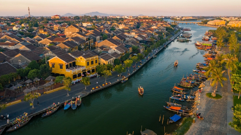 Về tiếng Anh, phố cổ hội an tiếng anh là Ancient Town