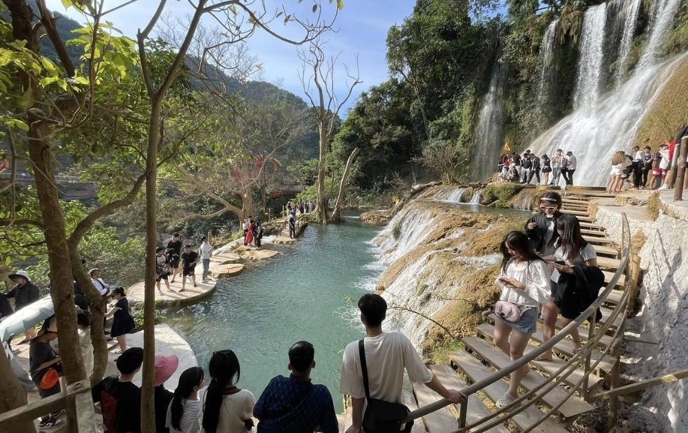Hành trình kỳ thú thác dải yếm và cầu kính đẹp mê ly