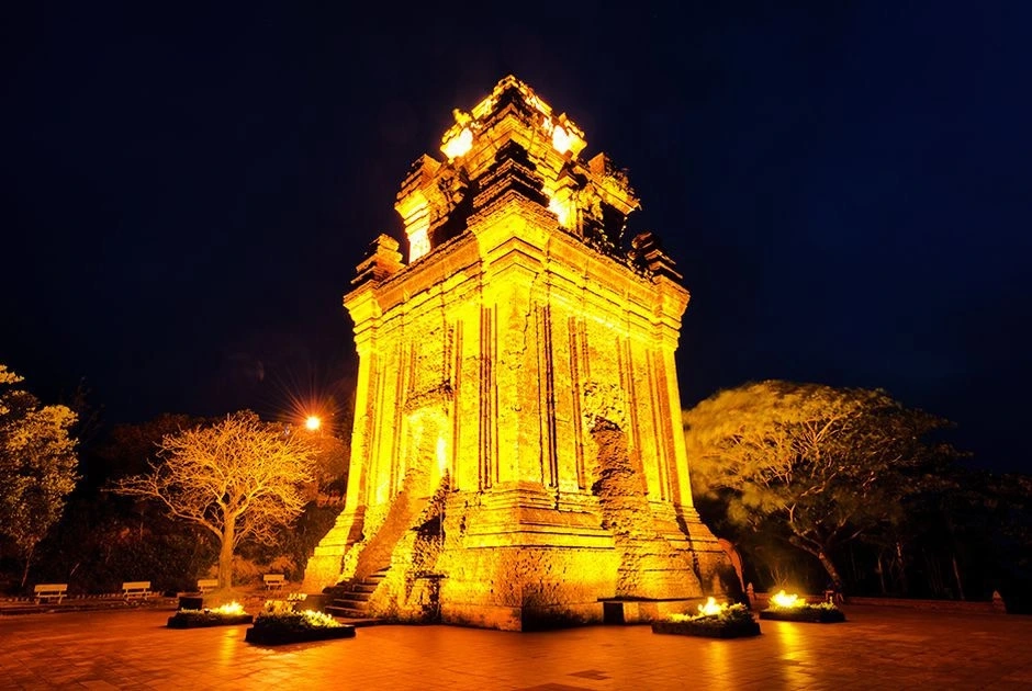Tham quan tháp nhạn về đêm kỳ diệu