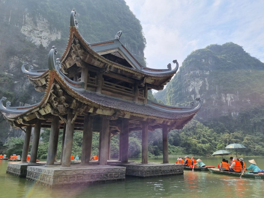 Ghé thăm quần thể du lịch tràng an xanh mát
