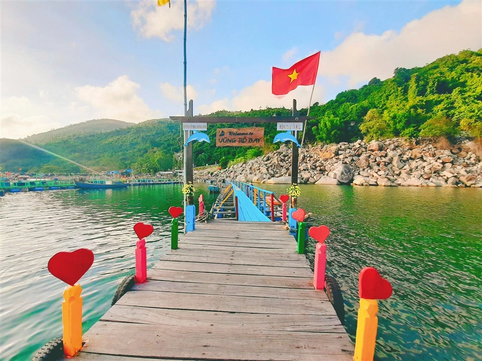 Trải nghiệm thú vị tại bè nổi vũng rô trên biển