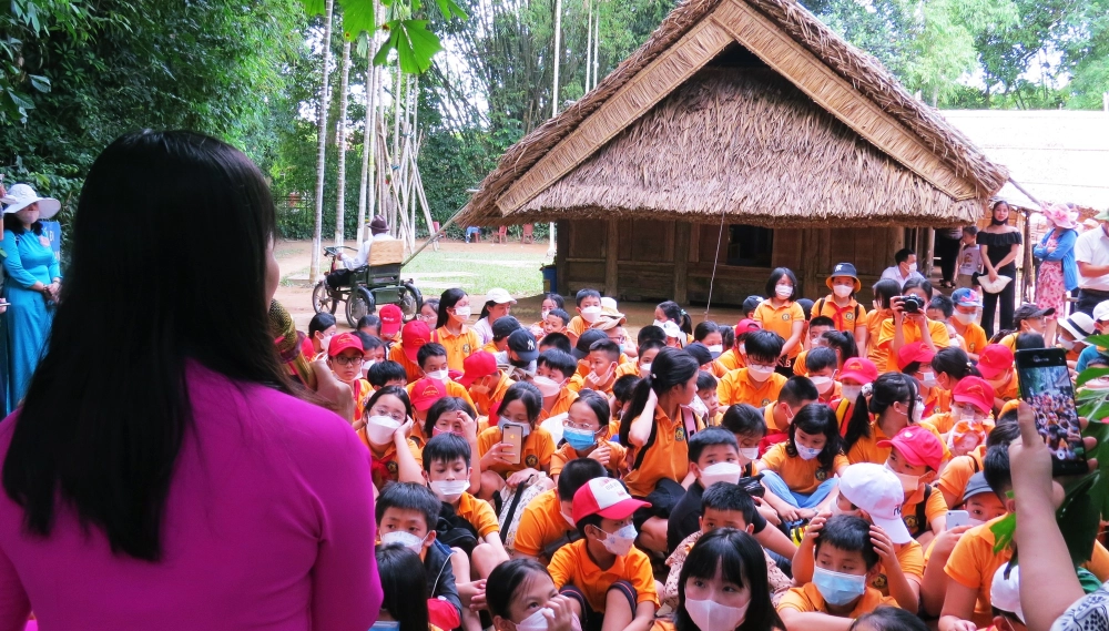 Bức tranh quê hiện ra qua hình ảnh làng sen rực rỡ