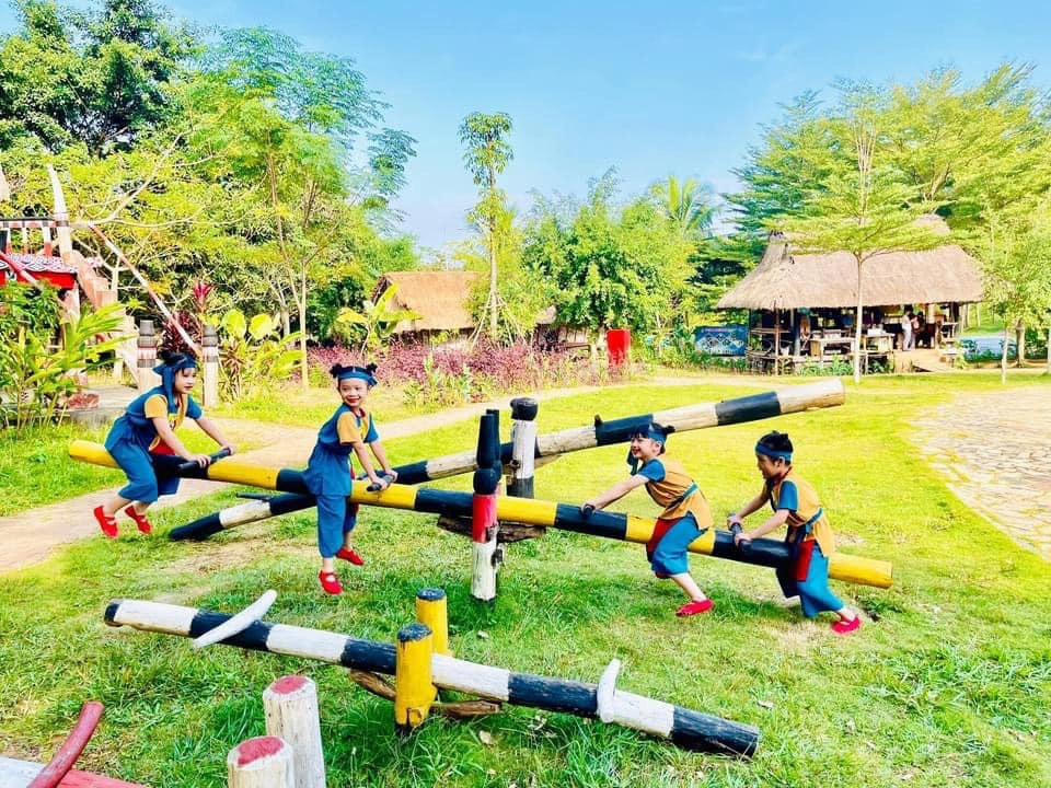 Bản sắc Việt đậm đà làng văn hoá dân tộc