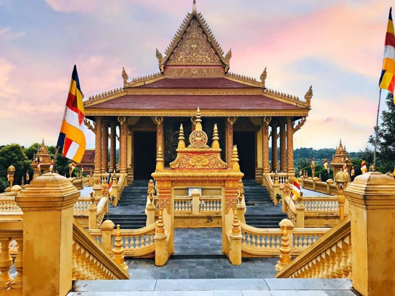 Rủ bạn bè check in làng văn hóa 54 dân tộc