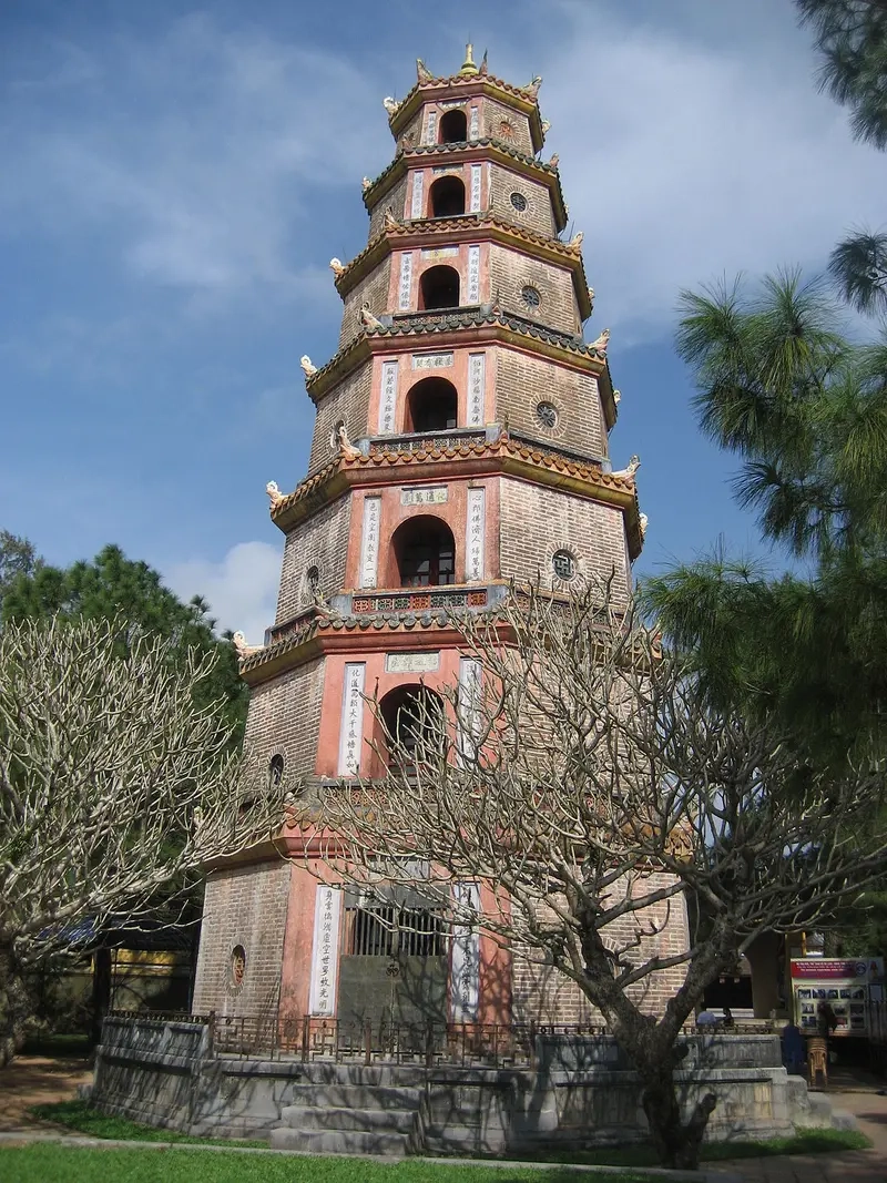 Cổ kính và linh thiêng – biểu tượng xứ Huế chùa thiên mụ
