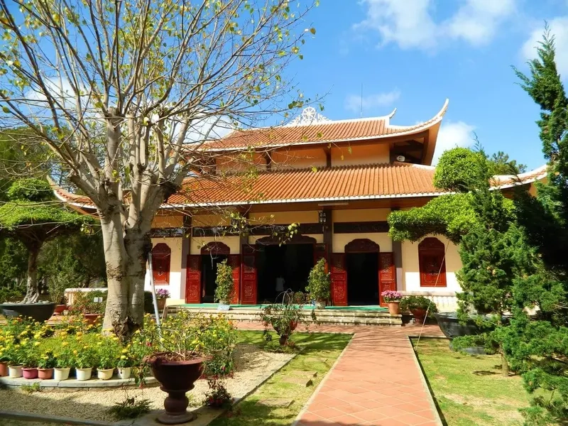 Khung cảnh thanh tịnh ở chùa thiền viện trúc lâm đà lạt
