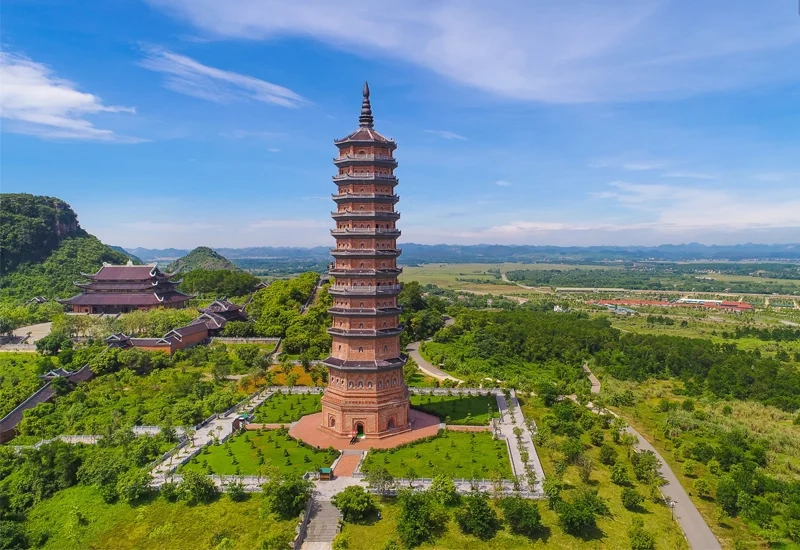 Quần thể Chùa Bái Đính nổi bật với kiến trúc hoành tráng và không gian linh thiêng