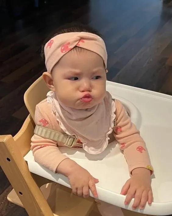 Meme Pam nhếch mép thể hiện sự khinh nhẹ 300% đầy quyền lực