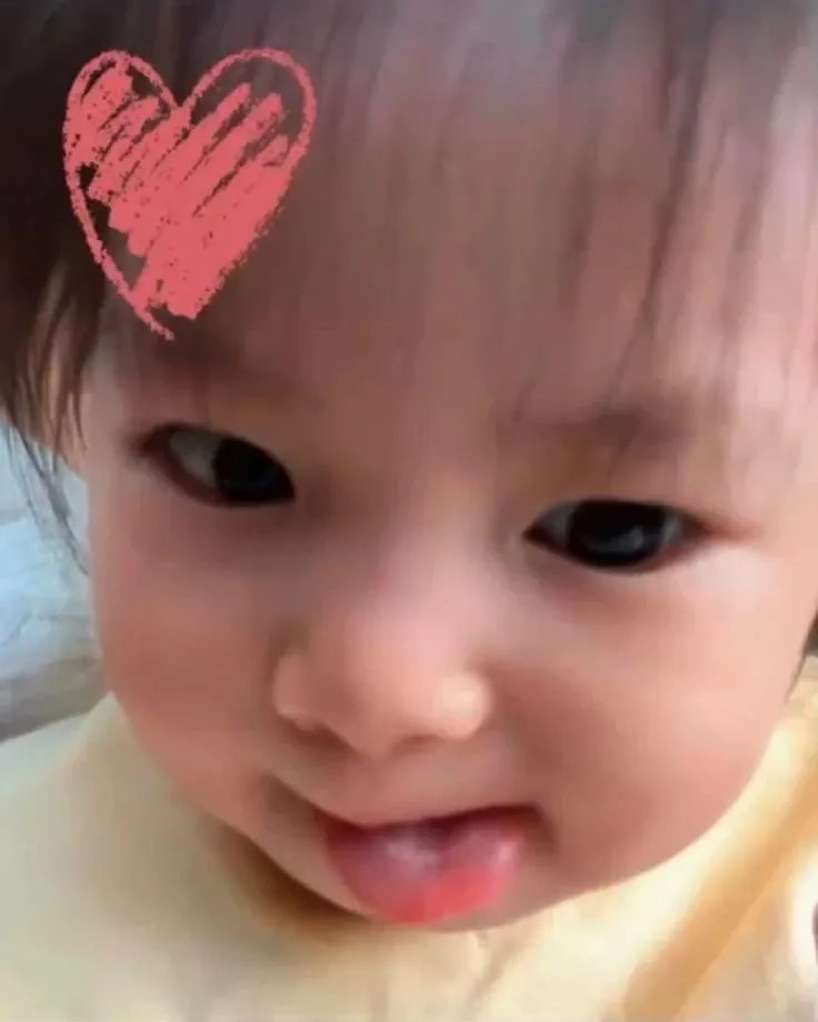 Ảnh meme bé Pam thiên thần meme nhỏ mang vibe “tưởng vô hại mà hại không tưởng”