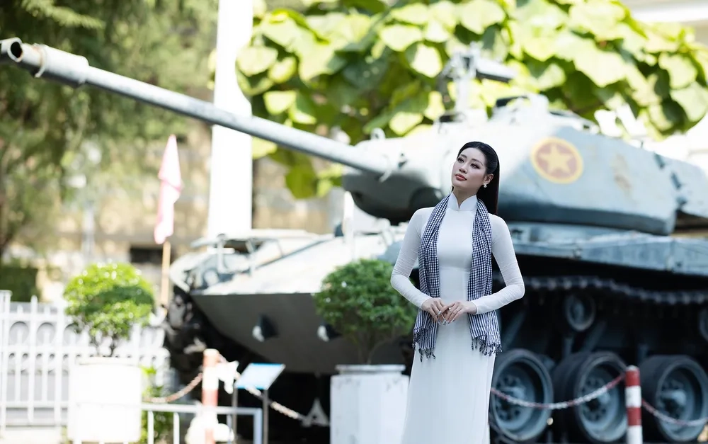 Vẻ đẹp thanh thoát khi Nguyễn Trần Khánh Vân mặc áo dài
