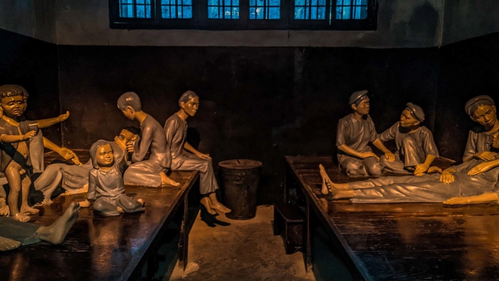 Khám phá bên trong nhà tù hỏa lò chân thực