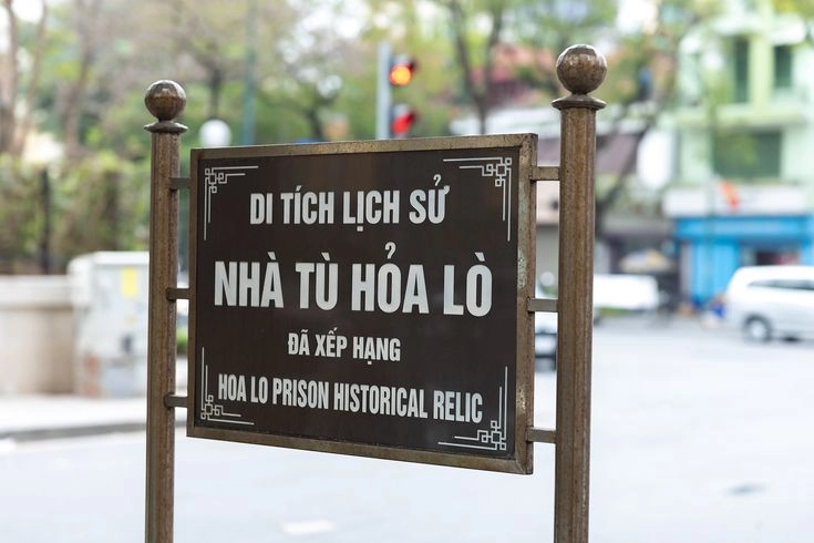 Trải nghiệm tour đêm nhà tù hỏa lò đầy cảm xúc
