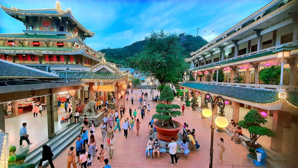 Lên đỉnh miếu bà chúa xứ trên đỉnh núi sam để chiêm ngưỡng