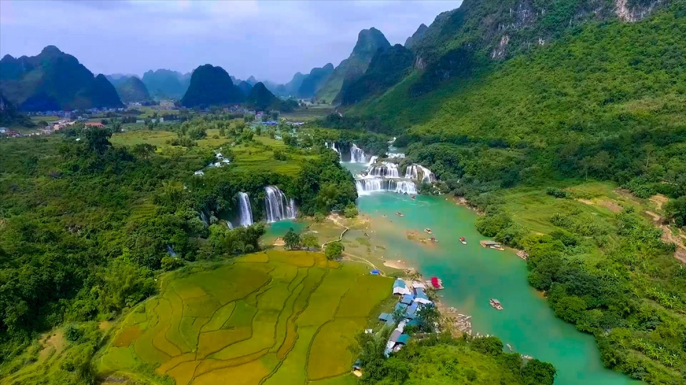 Ngắm nhìn hình ảnh của thác bản giốc mê ly
