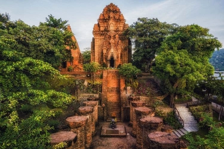 Khám phá di tích tháp bà ponagar nổi tiếng