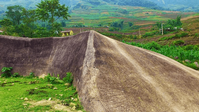 Khám phá bí ẩn bãi đá cổ sa pa