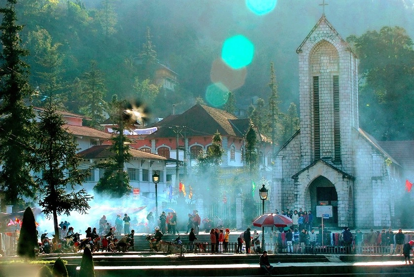 Tận hưởng vẻ đẹp sapa thành phố trong sương