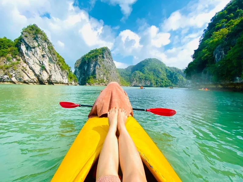 Tận hưởng vẻ đẹp của biển lan hạ xanh mát