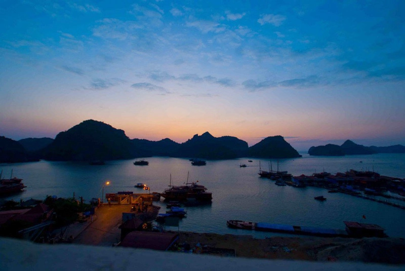 Khám phá bãi biển lan hạ tĩnh lặng